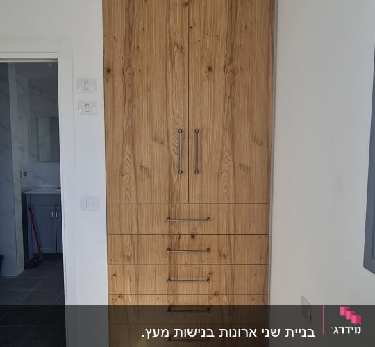 ארון עץ עם דלתות ומגירות בחדר